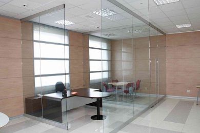 Противопожарная безрамная дверь в переговорную